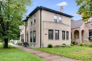 Photo of 2701 W Farwell Avenue Chicago IL 60645