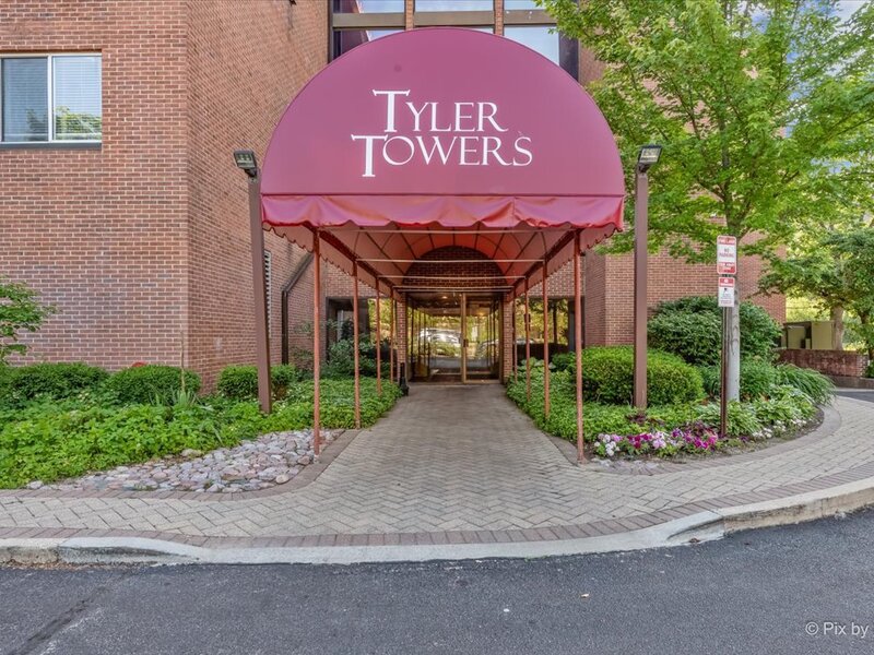 1450 Plymouth Lane Elgin IL 60123