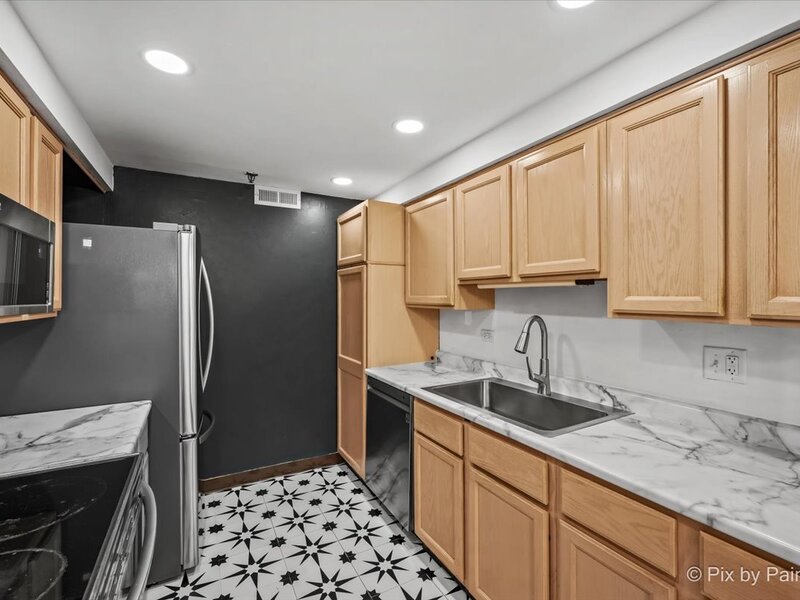 1450 Plymouth Lane Elgin IL 60123