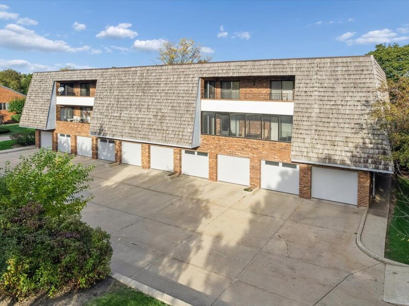 200 Red Top Drive Libertyville IL 60048