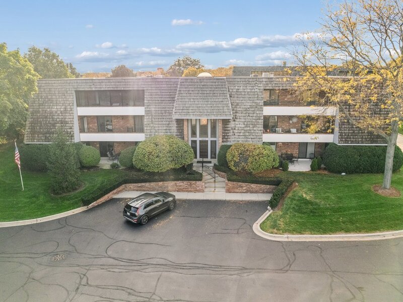 200 Red Top Drive Libertyville IL 60048