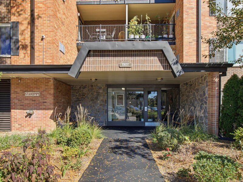 1207 S Old Wilke Road Arlington Heights IL 60005