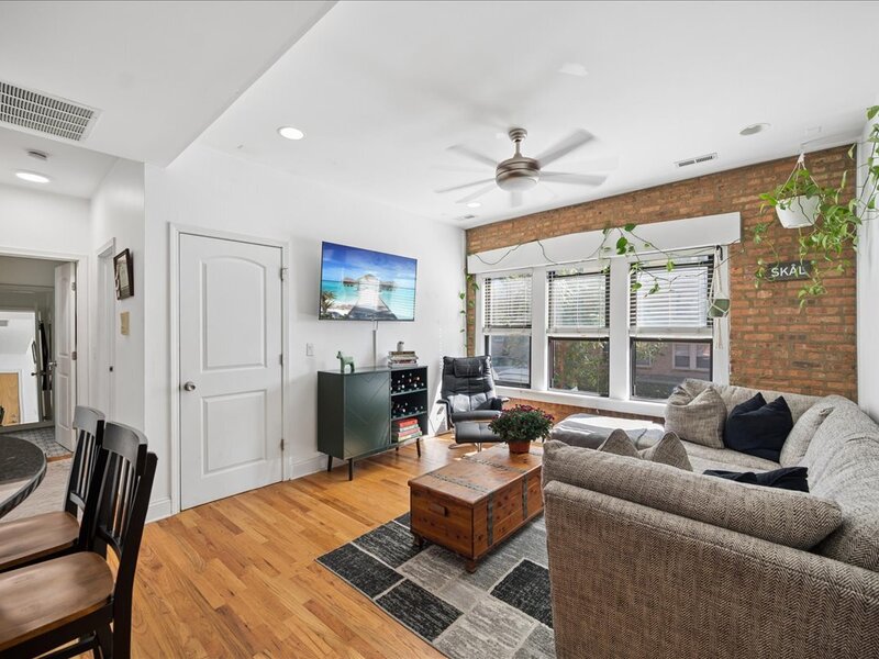 3318 W Byron Street Chicago IL 60618