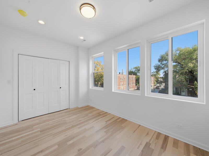 956 N Saint Louis Avenue Chicago IL 60651