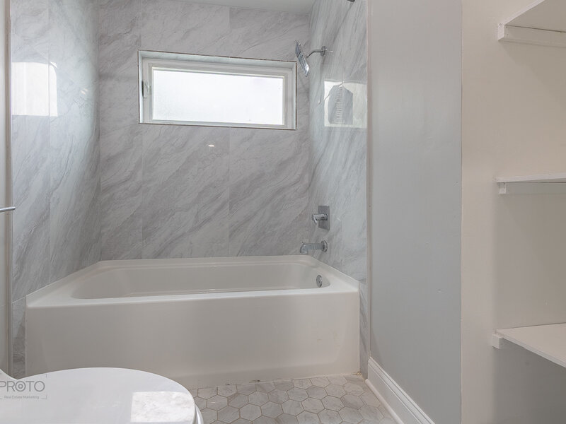 7846 S Saint Lawrence Avenue Chicago IL 60619