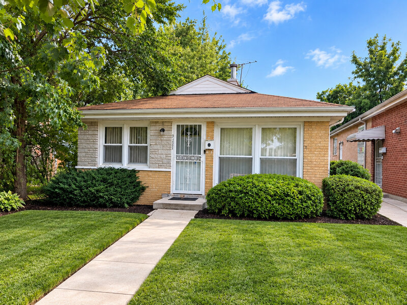 9221 S Perry Avenue Chicago IL 60620