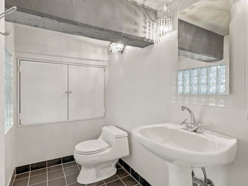 1111 W Cornelia Avenue Chicago IL 60657