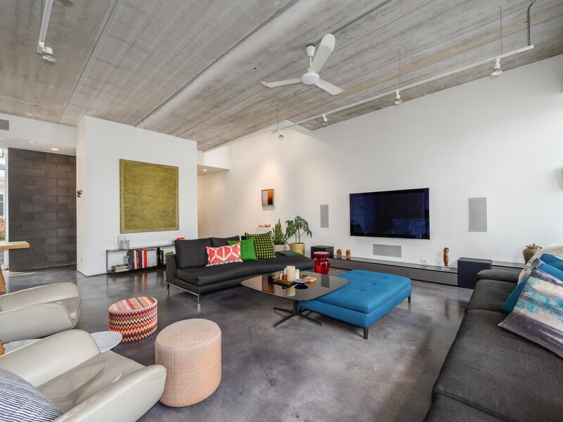 2041 W Roscoe Street Chicago IL 60618