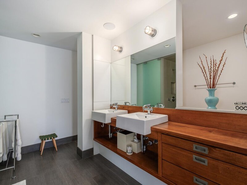 2041 W Roscoe Street Chicago IL 60618