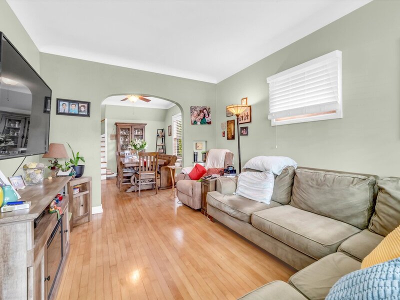 5134 W Ainslie Street Chicago IL 60630