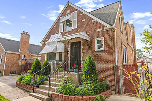 Photo of 6952 W Summerdale Avenue Chicago IL 60656