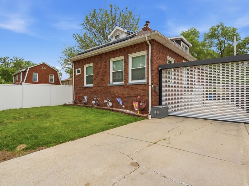 1615 W Beverly Glen Parkway Chicago IL 60643