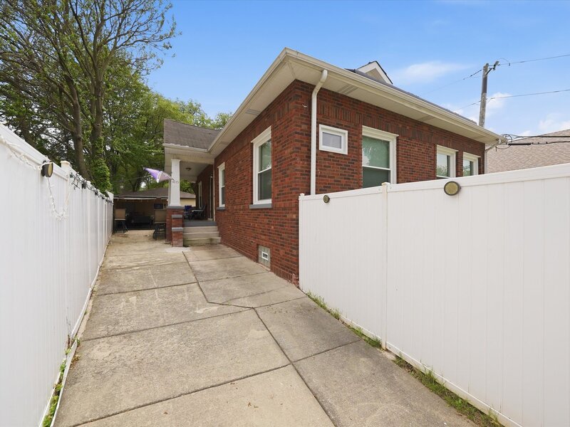 1615 W Beverly Glen Parkway Chicago IL 60643
