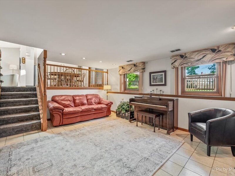 152 Jacquelyn Drive Bensenville IL 60106