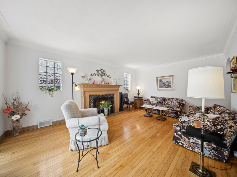 6631 N Caldwell Avenue Chicago IL 60646