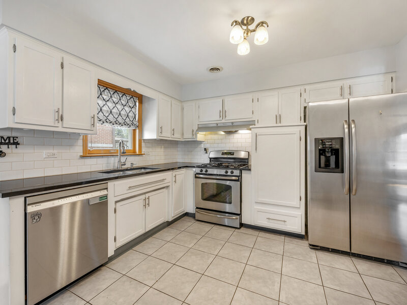 952 W Grant Drive Des Plaines IL 60016
