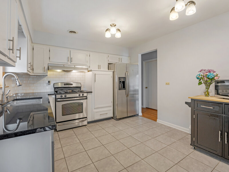 952 W Grant Drive Des Plaines IL 60016