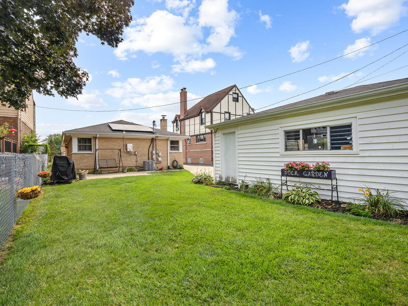 952 W Grant Drive Des Plaines IL 60016