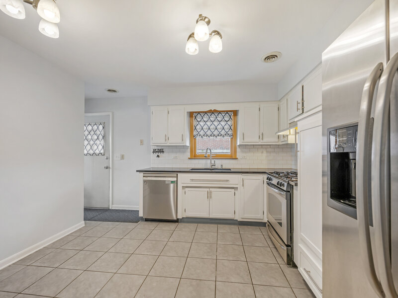 952 W Grant Drive Des Plaines IL 60016