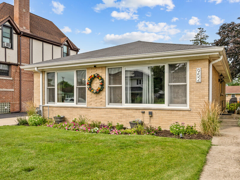 952 W Grant Drive Des Plaines IL 60016