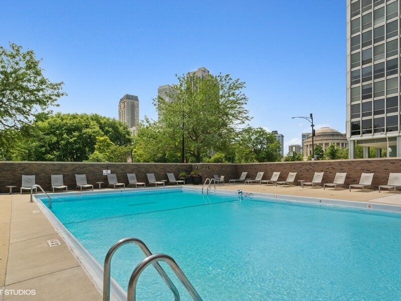 2800 N Lake Shore Drive Chicago IL 60657