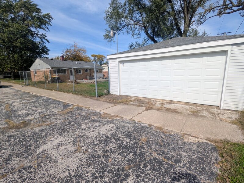 17957 Oakwood Avenue Lansing IL 60438