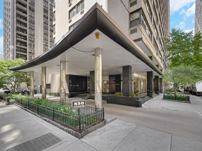 850 N Dewitt Place Chicago IL 60611