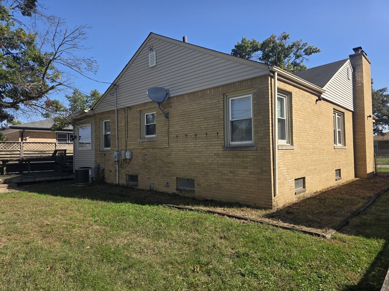654 Yates Avenue Calumet City IL 60409