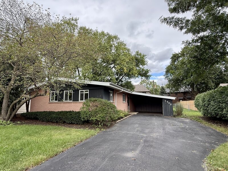 1702 W Oakton Street Arlington Heights IL 60004