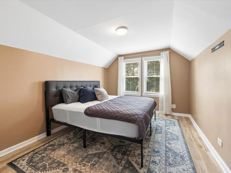 2966 W Nelson Street Chicago IL 60618