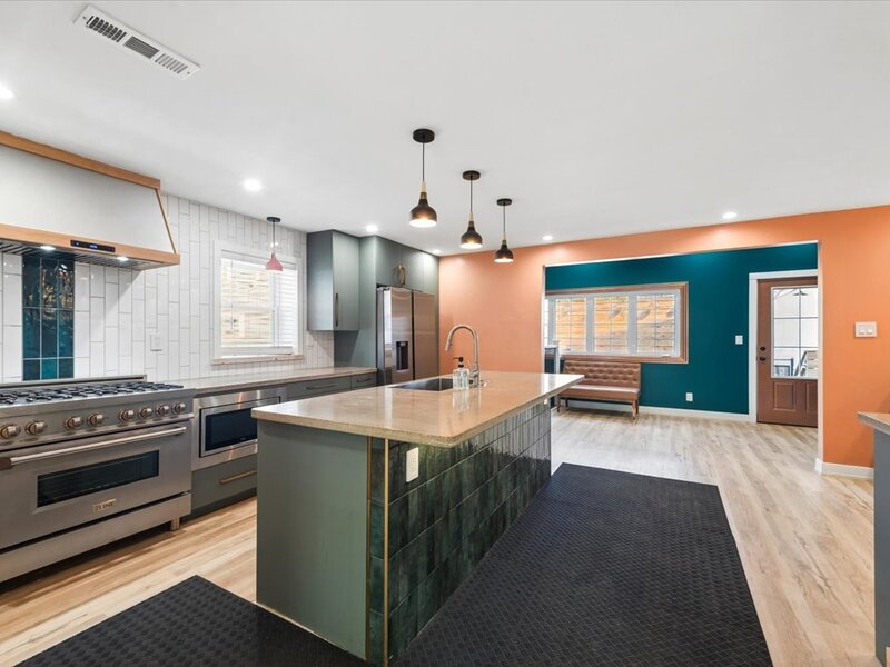 2966 W Nelson Street Chicago IL 60618