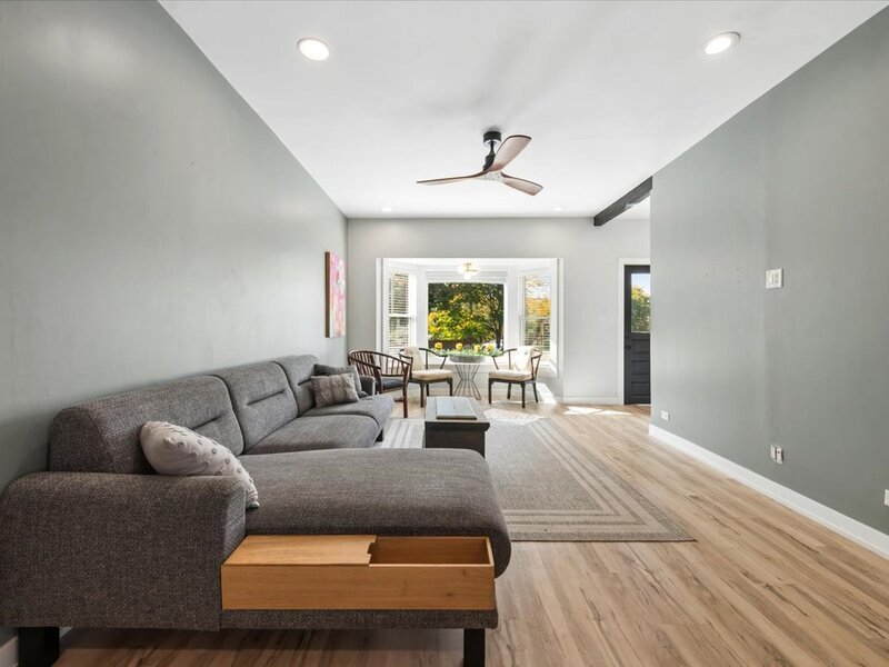2966 W Nelson Street Chicago IL 60618
