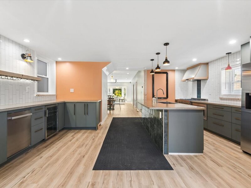 2966 W Nelson Street Chicago IL 60618