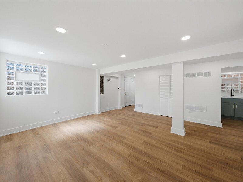 9356 S Oglesby Avenue Chicago IL 60617