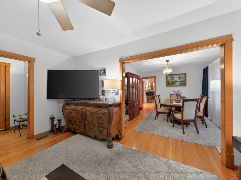 5438 W Melrose Street Chicago IL 60641