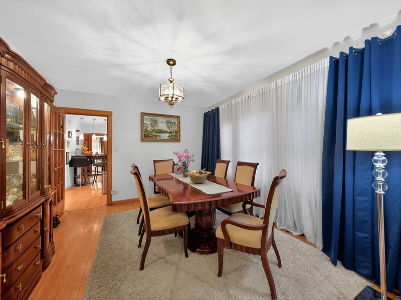 5438 W Melrose Street Chicago IL 60641