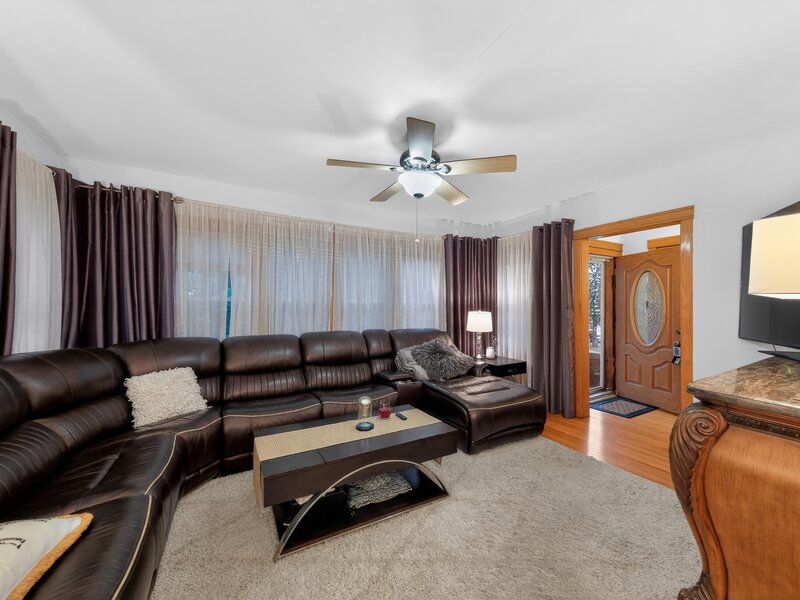 5438 W Melrose Street Chicago IL 60641