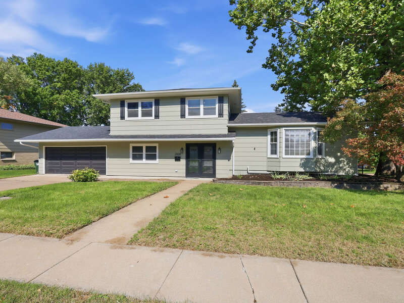 2438 E Columbia Avenue Davenport IA 52803
