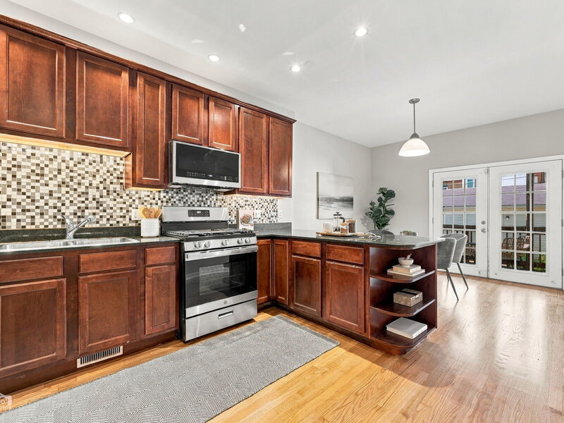 2440 N Linden Place Chicago IL 60647