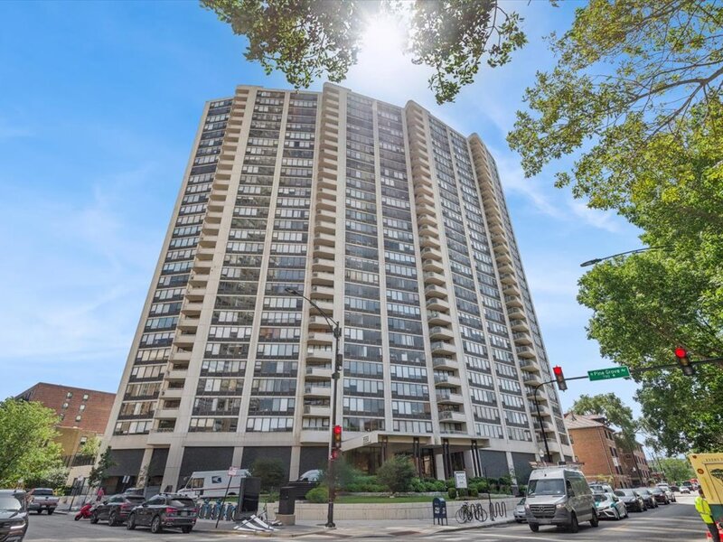 3930 N Pine Grove Avenue Chicago IL 60613