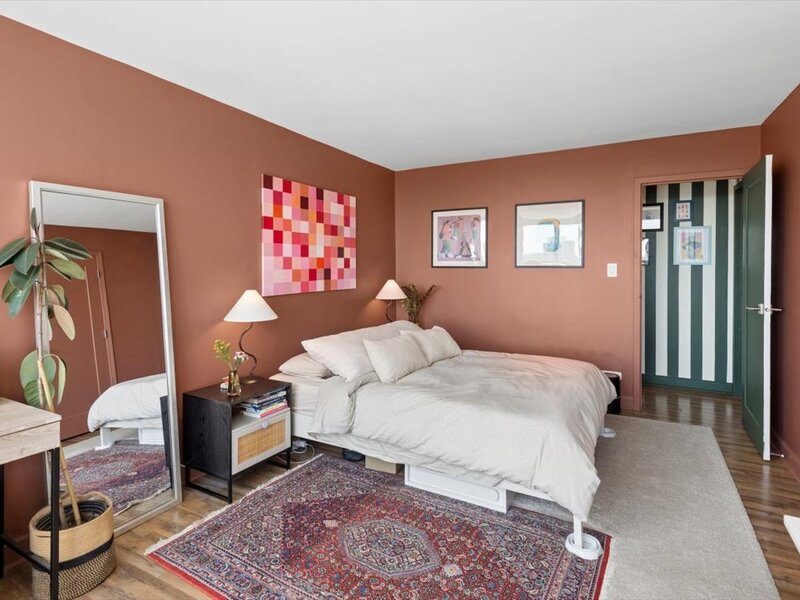 3930 N Pine Grove Avenue Chicago IL 60613