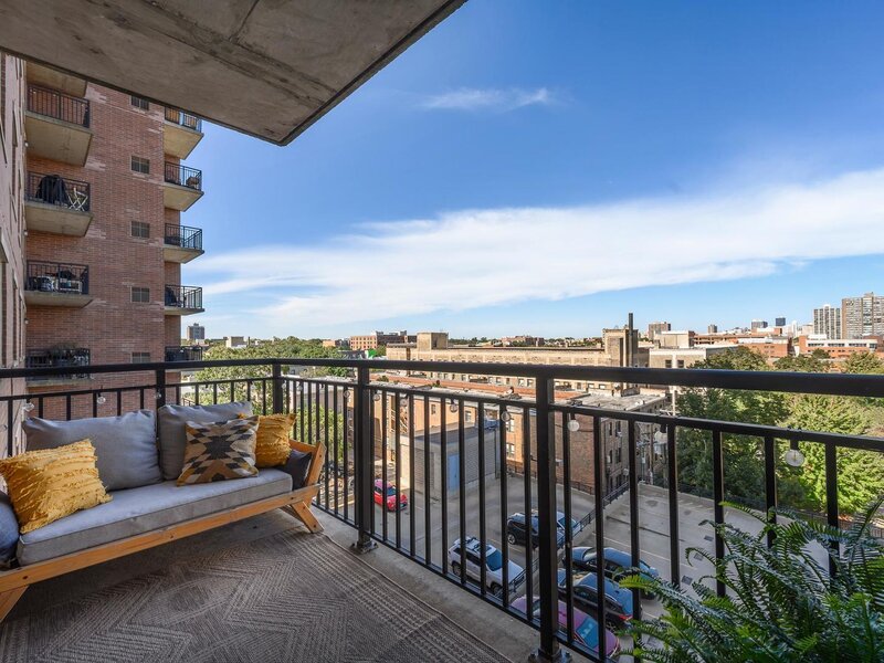 828 W Grace Street Chicago IL 60613