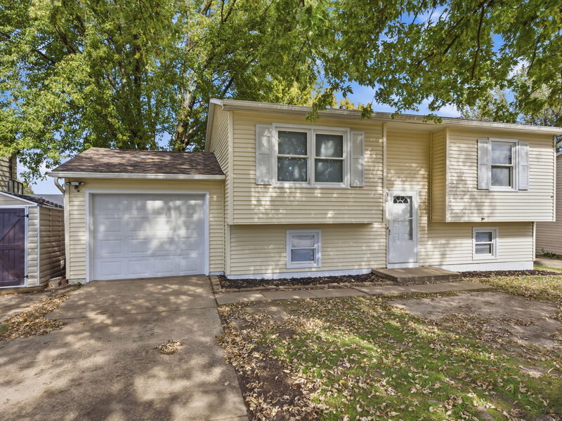 2110 W 58th Street Davenport IA 52806