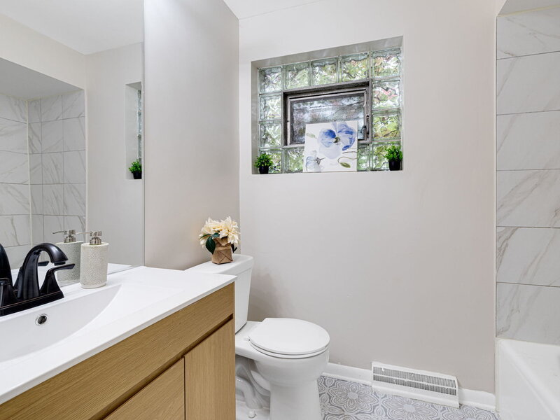 7935 S East End Avenue Chicago IL 60617