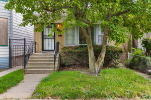 Photo of 7935 S East End Avenue Chicago IL 60617