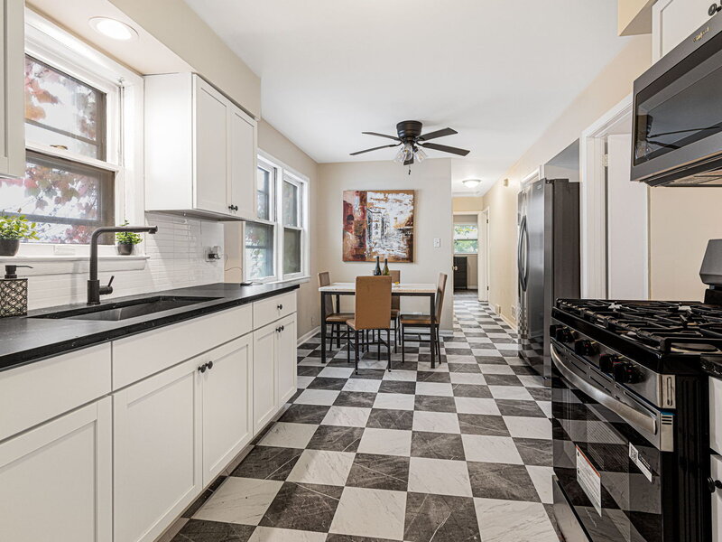 7935 S East End Avenue Chicago IL 60617