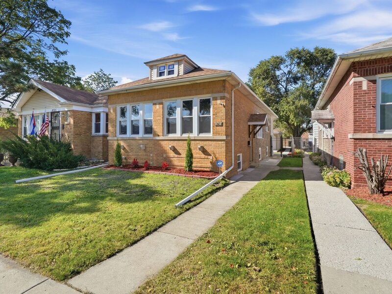 8718 S Euclid Avenue Chicago IL 60617