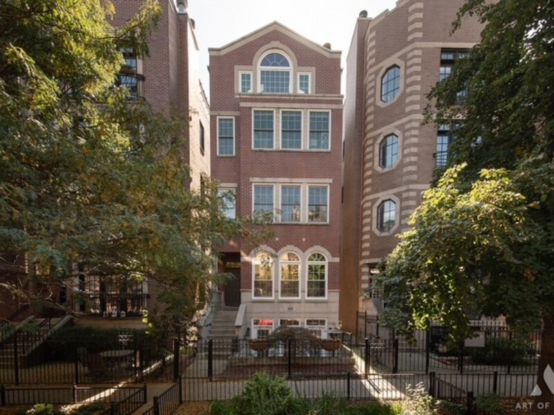 909 W Roscoe Street Chicago IL 60657