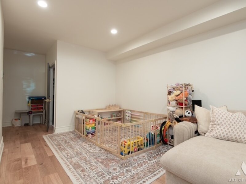 909 W Roscoe Street Chicago IL 60657