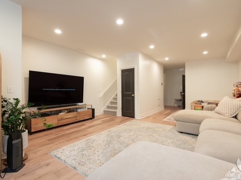 909 W Roscoe Street Chicago IL 60657